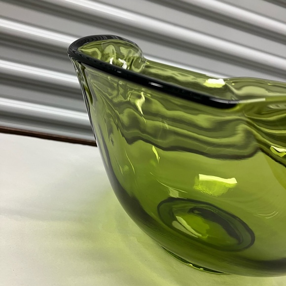 Vintage Mid Century Anchor Hocking Olive Green Scalloped Wavy Edge Bowl - Picture 3 of 5